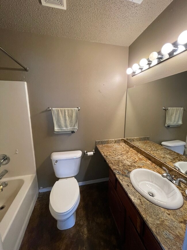 Building Photo - 289 N C St