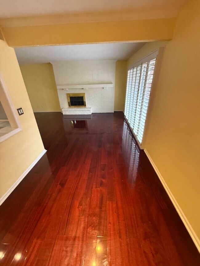 Building Photo - Fantastic Centrally Located Condo