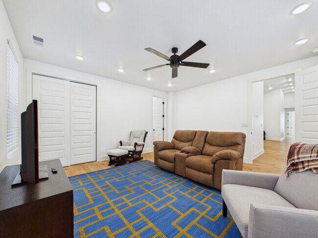 Building Photo - 113 Coker Ln