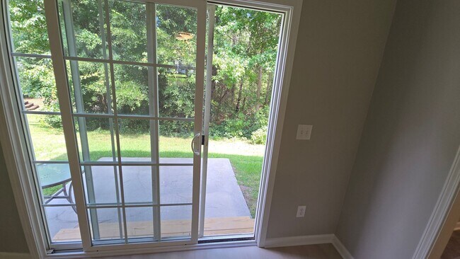 Building Photo - 614 Summerhill Dr