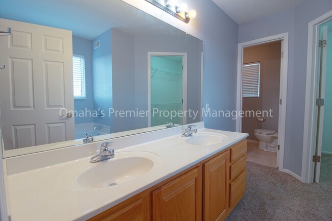 Building Photo - $1,022.50 Off Deposit! Pet Friendly, Spaci...