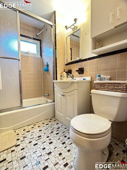 Building Photo - 27 S Crescent Circuit