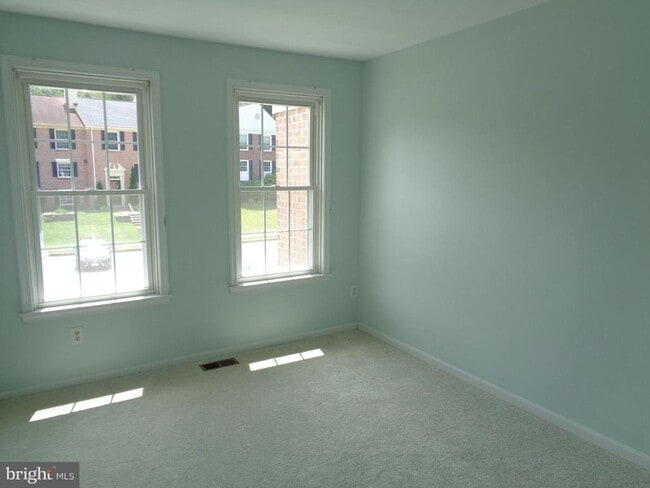 Building Photo - 10 Donagh Ct