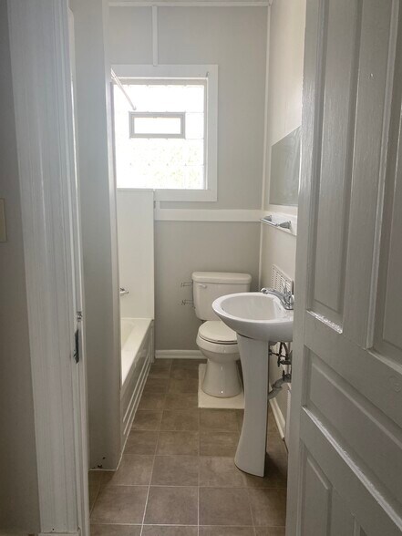 Building Photo - 4822 Oak St