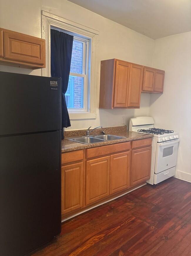 Building Photo - 1st Floor 1 Bedroom Apartment-York City SD