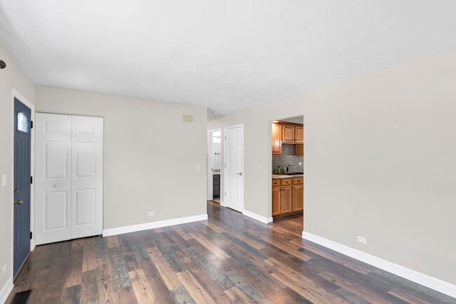 Building Photo - 939 Shorewood Dr