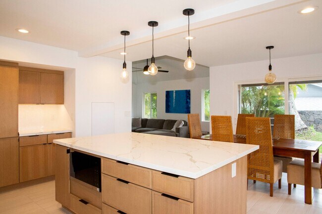 Building Photo - Beautifully Appointed Fully Furnished 4 bedroom/3 bathroom Kuau BayView House w/ Ocean views