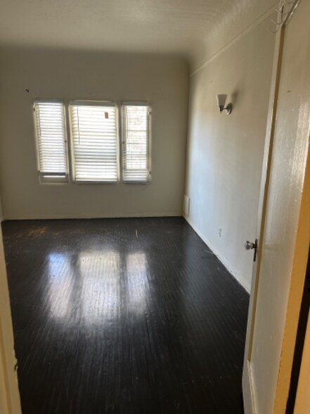 Building Photo - 3221 W 43rd Pl