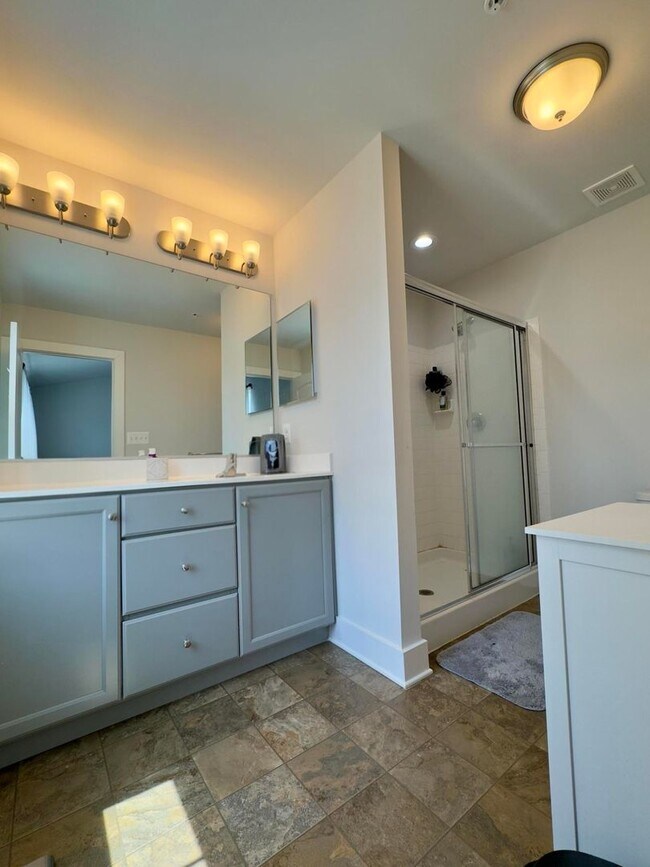 Building Photo - Charming 4 Bedroom/3.5 Bathroom in New WIn...