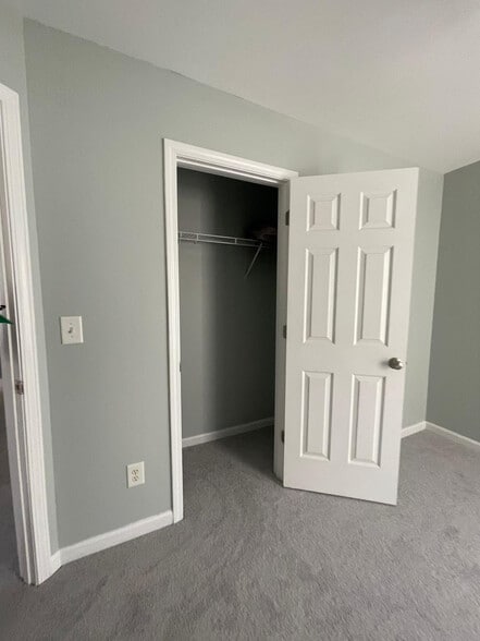 Building Photo - Room in House on Kyrle Wy NW