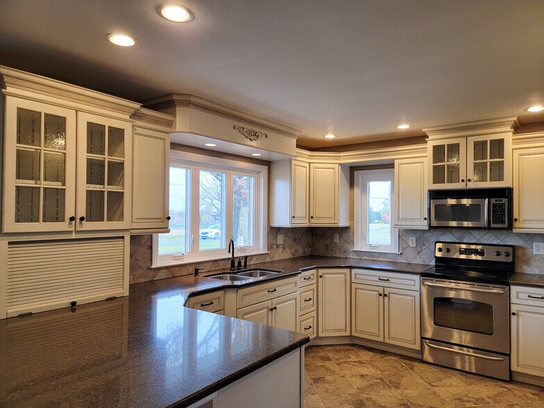 Building Photo - 502 W Newport Rd