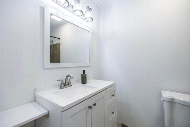 Building Photo - 609 Forest Lake Dr