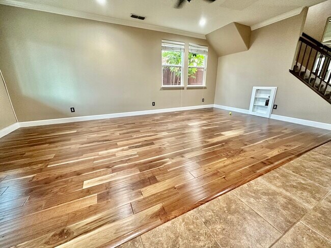 Building Photo - Must See This Beautiful 4 Bedroom 3 Bathro...