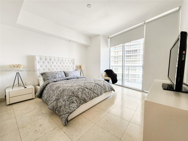 Building Photo - 495 Brickell Ave