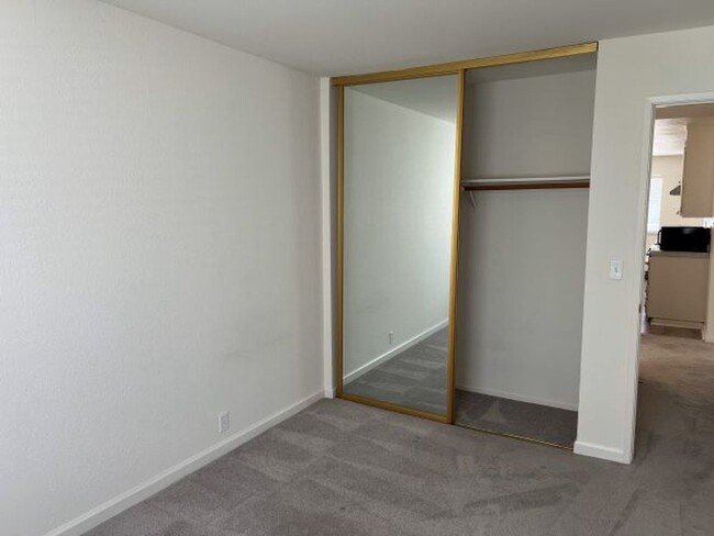 Building Photo - Top Floor End Unit Condo Campbell near Pru...