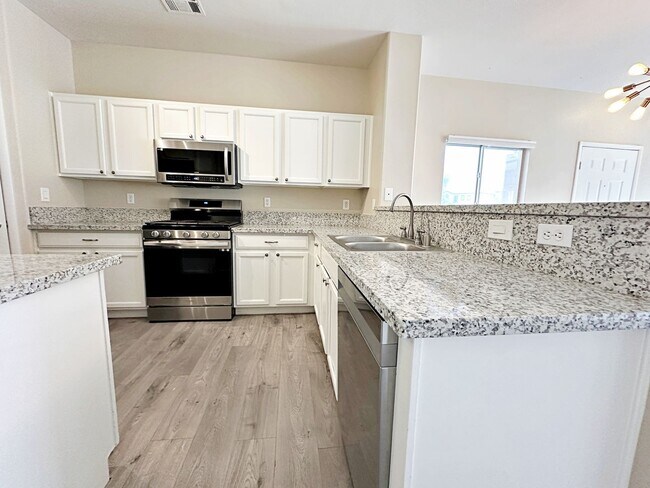 Building Photo - 1 WEEK FREE RENT!! 3 BEDROOM TOWNHOME WITH YARD + 2 CAR GARAGE IN GATED HENDERSON COMMUNITY