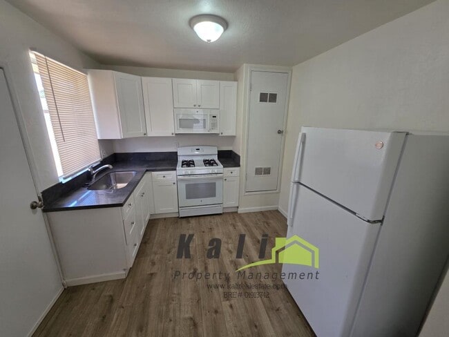 Building Photo - 2141 Flintridge Dr