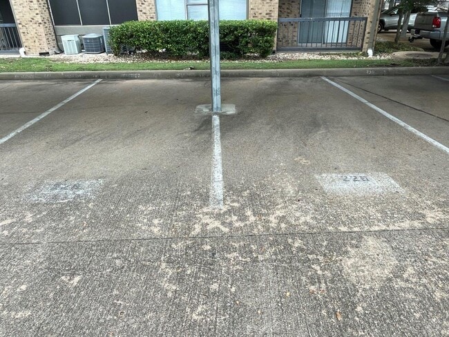 Building Photo - Stunning 3rd-floor corner unit condo in the desirable 78759 area!