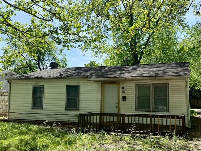 Building Photo - 3 Bed 1 Bath Home - Vouchers Accepted