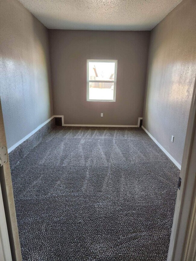 Building Photo - Charming 5 Bedroom!!