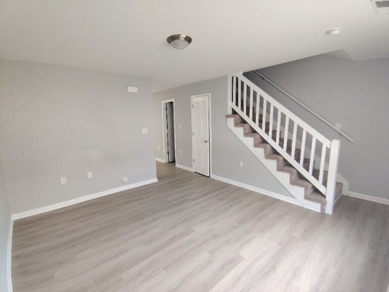 Building Photo - 77 Duiguid Dr