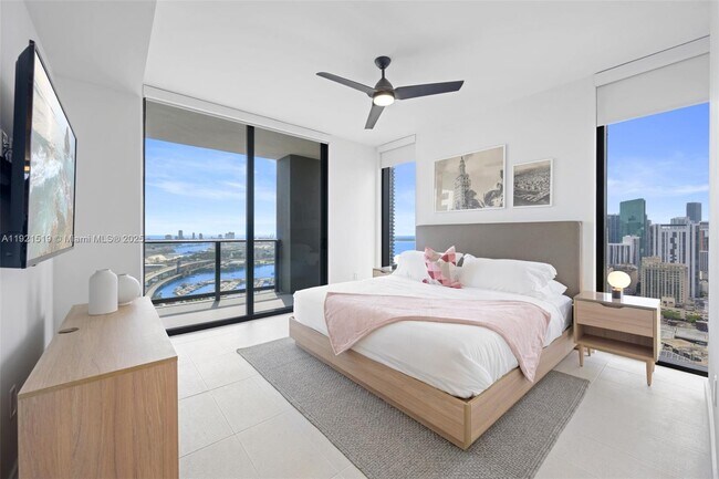 Building Photo - 601 NE 1st Ave