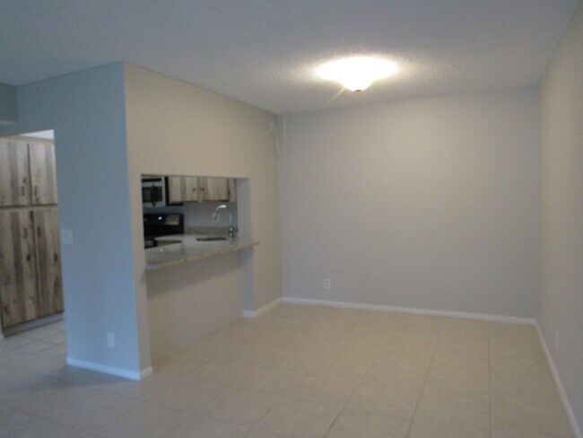 Building Photo - 703 Sunny Pine Way