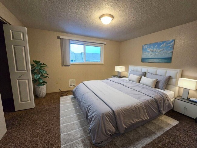 Building Photo - 146 NE Atkinson Ct