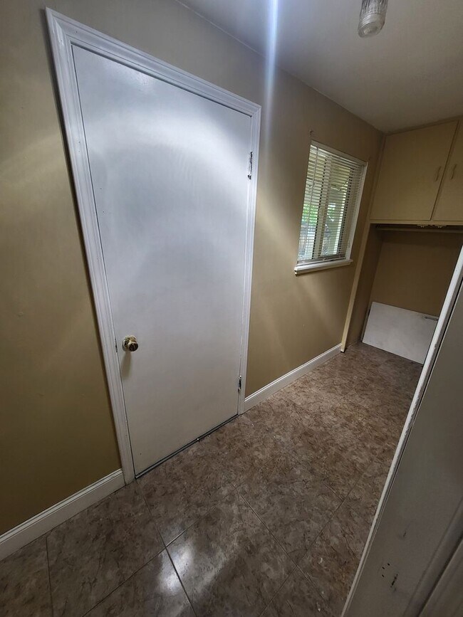 Building Photo - 1010 S Division St