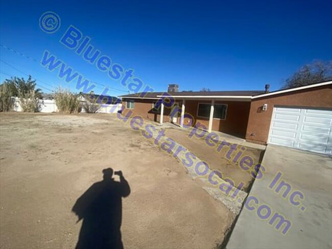 Building Photo - Just Listed in Victorville