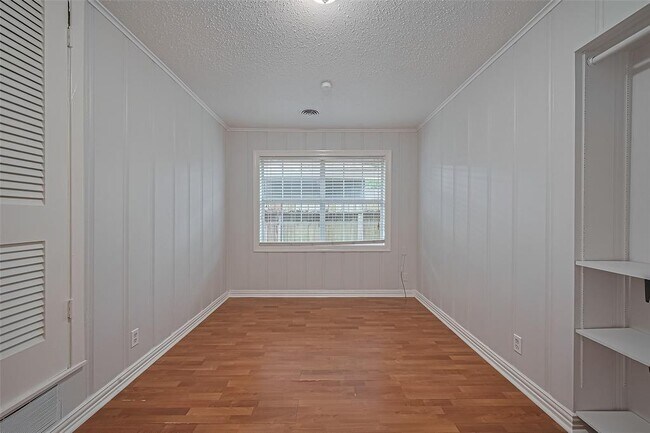 Building Photo - 8045 Ridgeview Dr