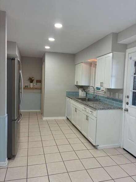 Building Photo - 105 W Silver Sands Dr