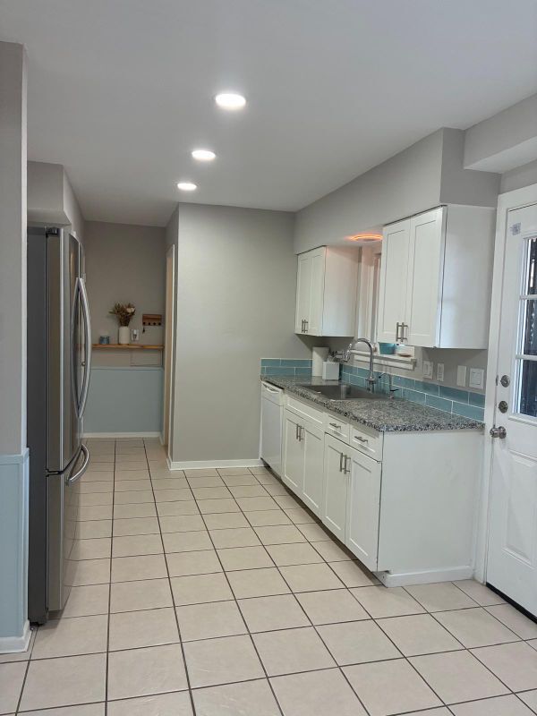 Building Photo - 105 W Silver Sands Dr