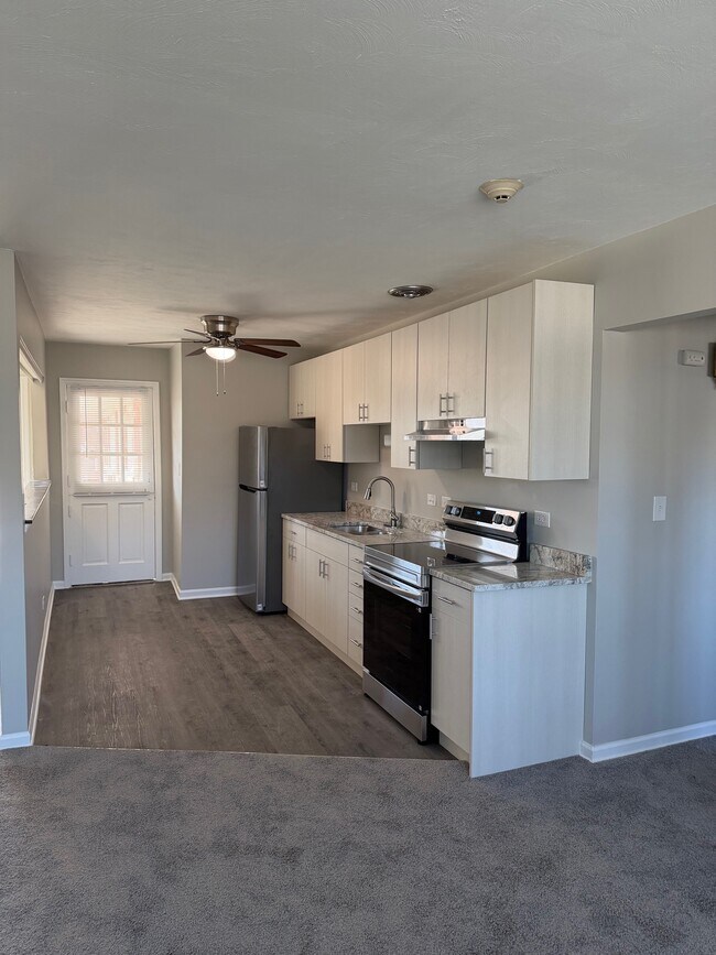 Building Photo - Colonial Gardens