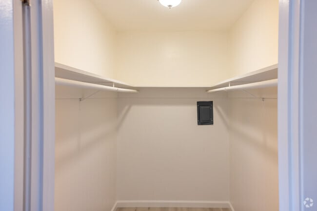 1BR, 1BA - 450SF Closet - 1221 Vallejo Apartments