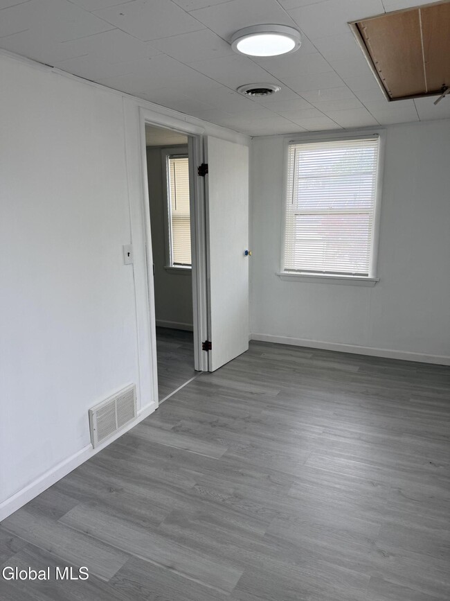 Building Photo - 499 6th Ave