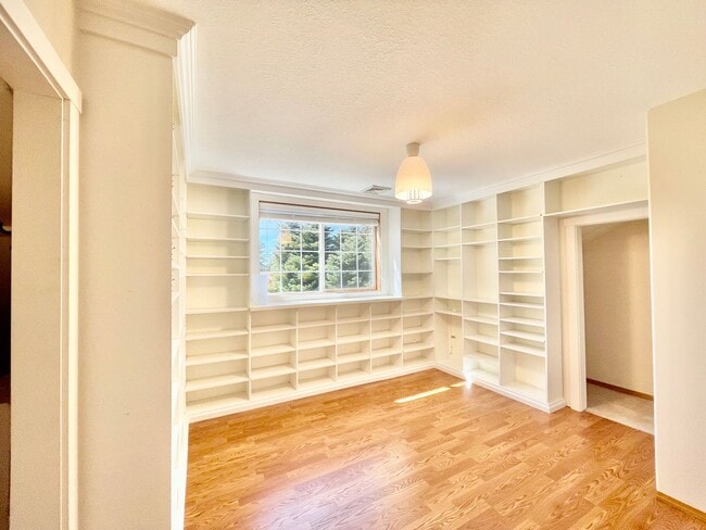 Building Photo - 3 Bedroom, 1 Bonus office/craft Room  and 2.5 Bath Home