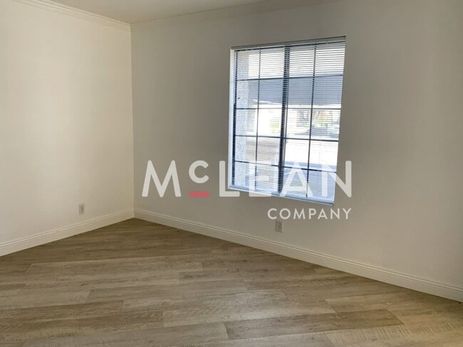 Building Photo - Beautiful Two Bedroom Condo in a Stunning ...