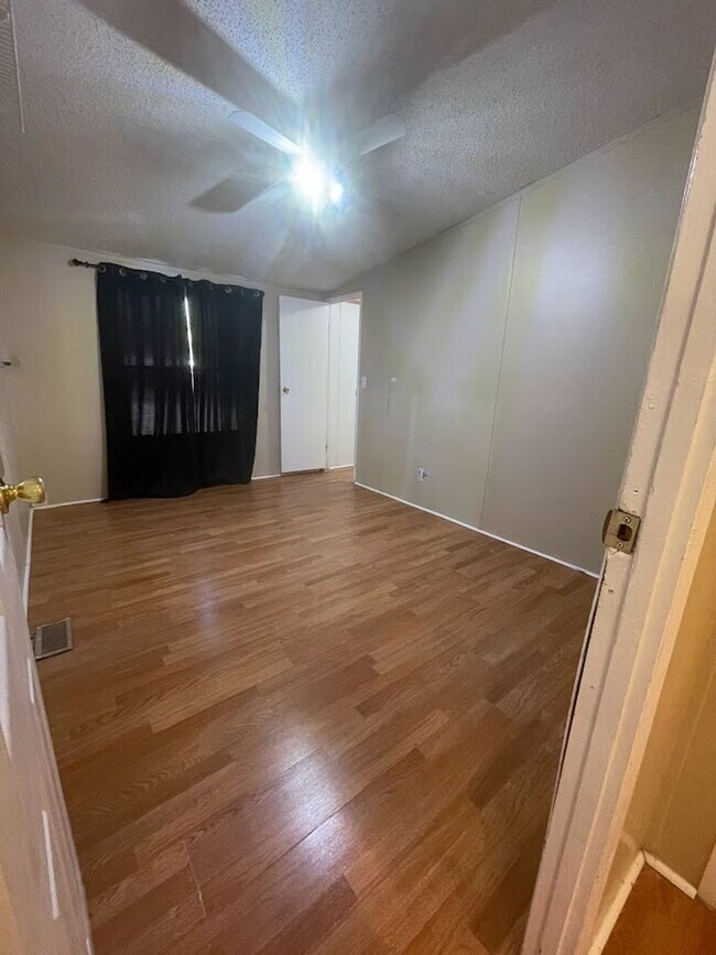 Building Photo - New on Market!