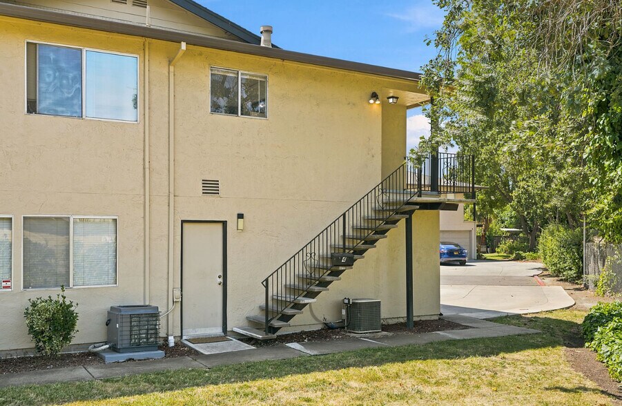 Building Photo - 1005 Mohr Ln