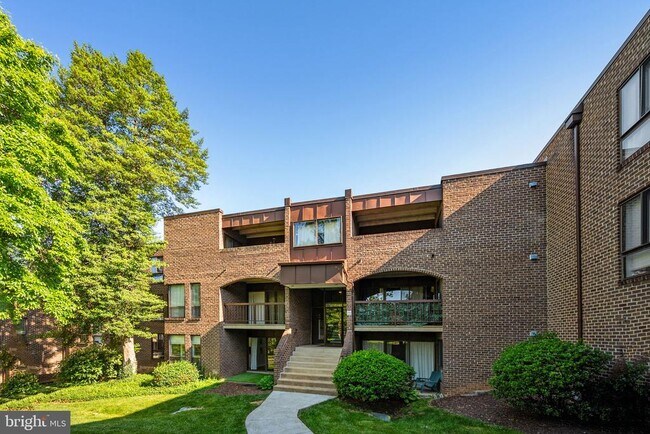 Building Photo - 11240 Chestnut Grove Square