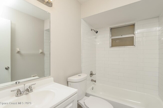 Building Photo - 865 Pine Wood Ave