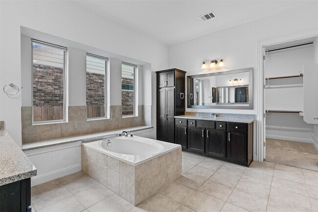 Building Photo - 2328 Lucky Ln