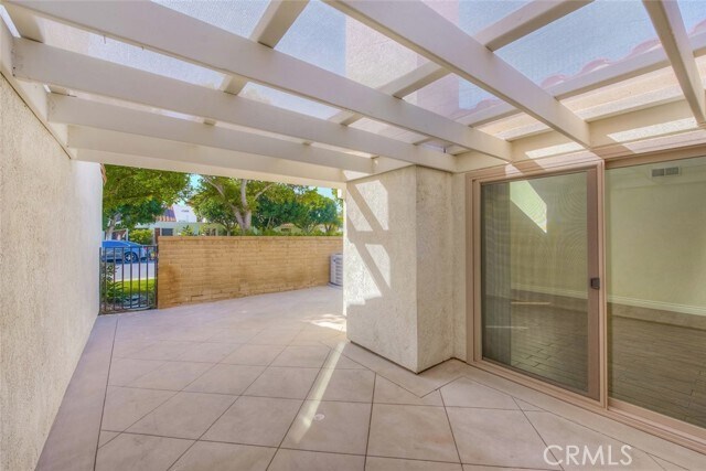 Building Photo - 1 Navarre