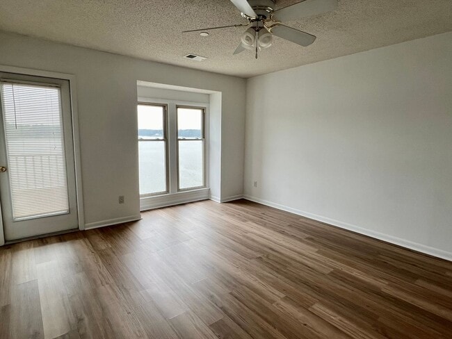Building Photo - Beautiful waterfront condo on Lake Wylie!