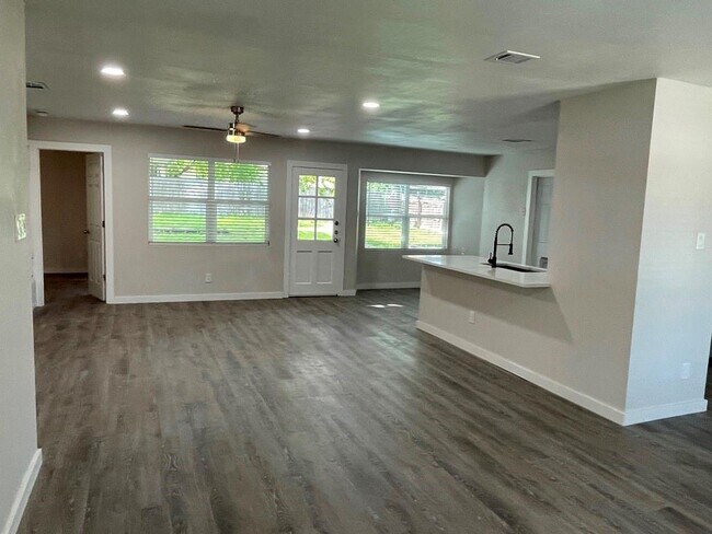 Building Photo - 9605 Newfoundland Cir