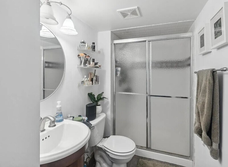 Building Photo - 8290 Tamarack Trl