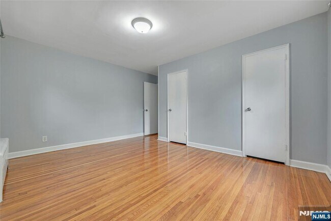 Building Photo - 2350 Linwood Ave