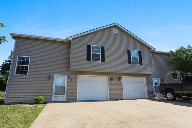 Building Photo - 3 Bedroom, 2 Bath, two story all electric ...
