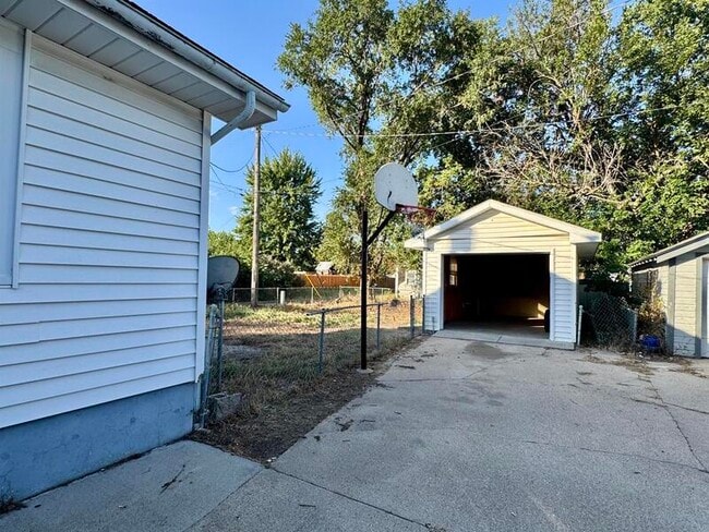 Building Photo - 1214 N Lincoln Ave